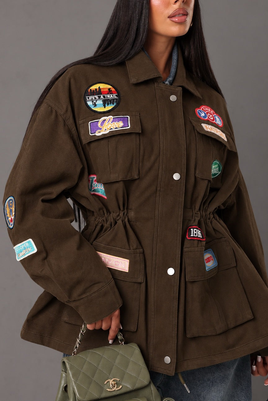 Veste utilitaire cintrée à écussons gros plan des écussons brodés