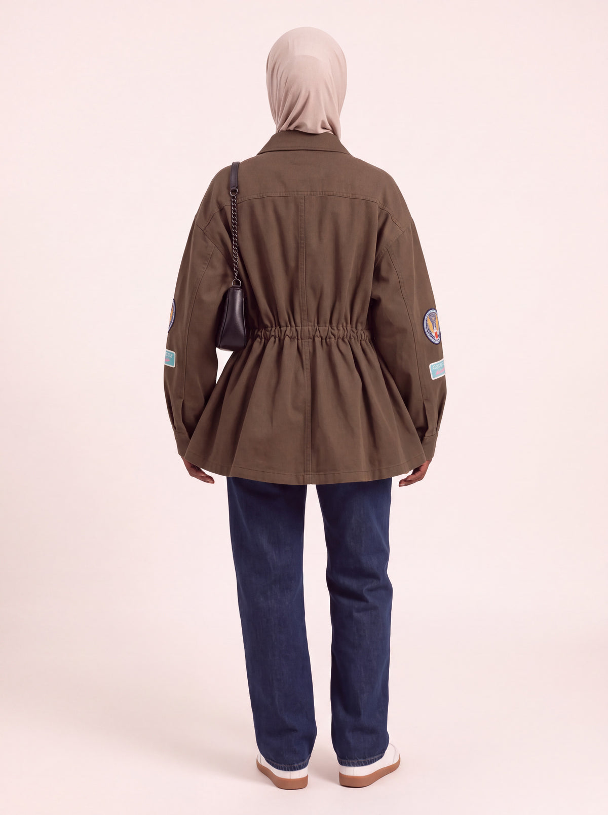 Veste utilitaire cintrée à écussons kaki porté de dos