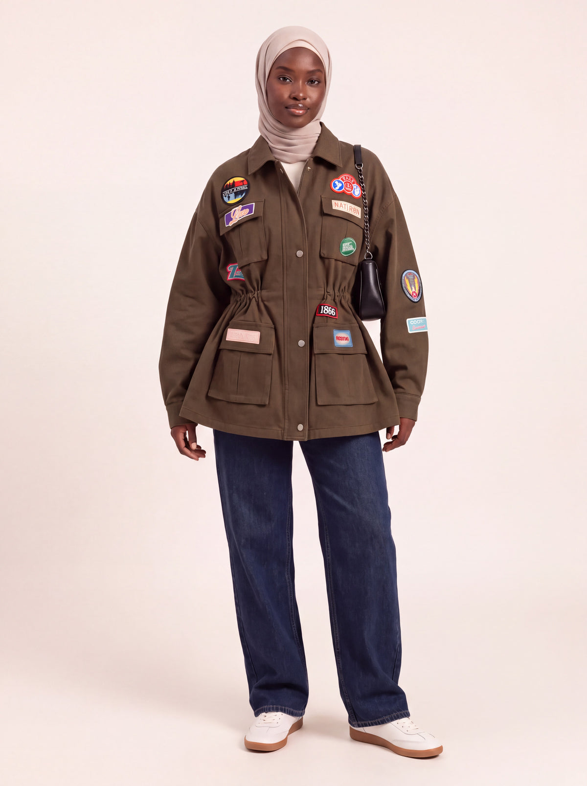 Veste utilitaire cintrée à écussons kaki porté de face