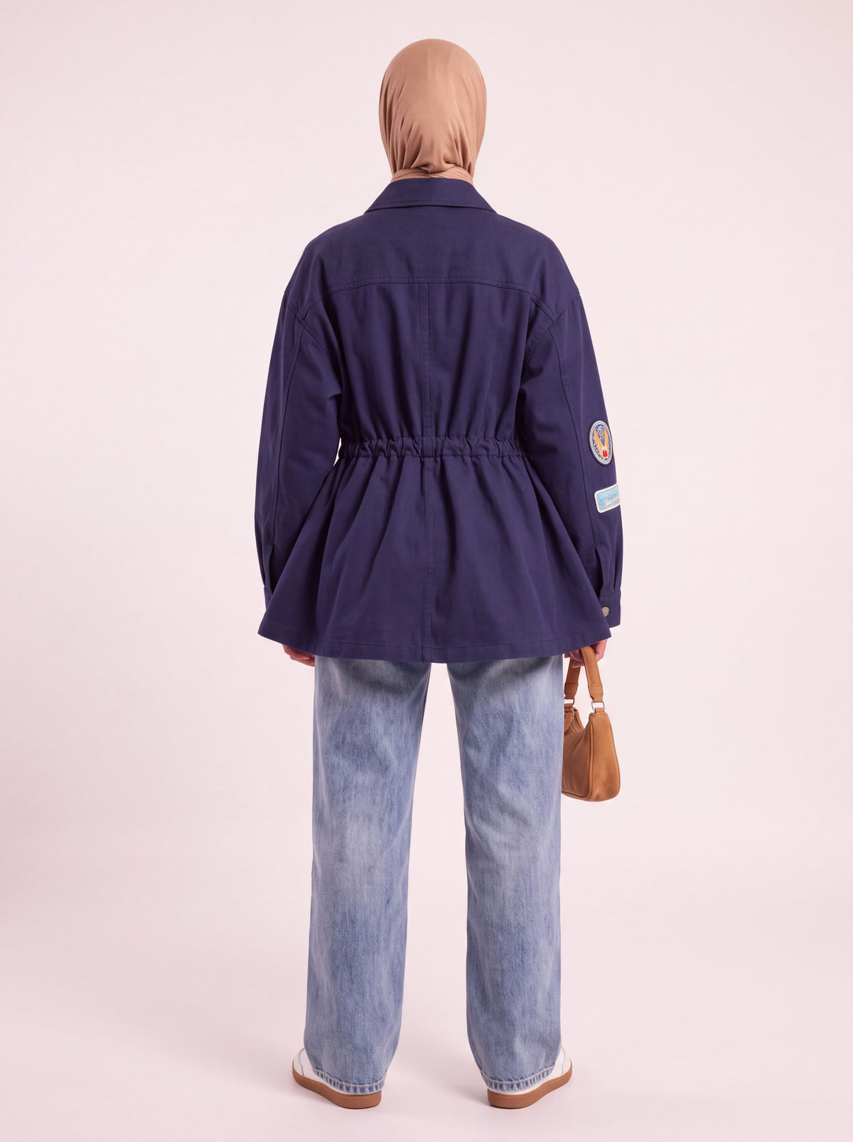 Veste utilitaire cintrée à écussons bleu marine porté de dos
