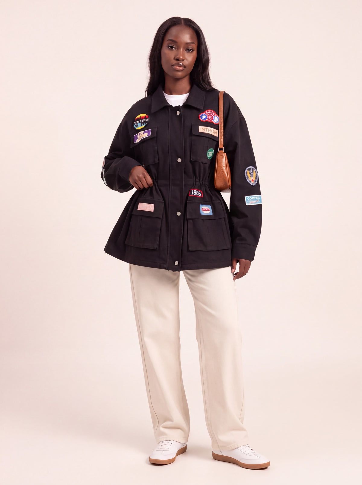 Veste utilitaire cintrée à écussons noir porté de face