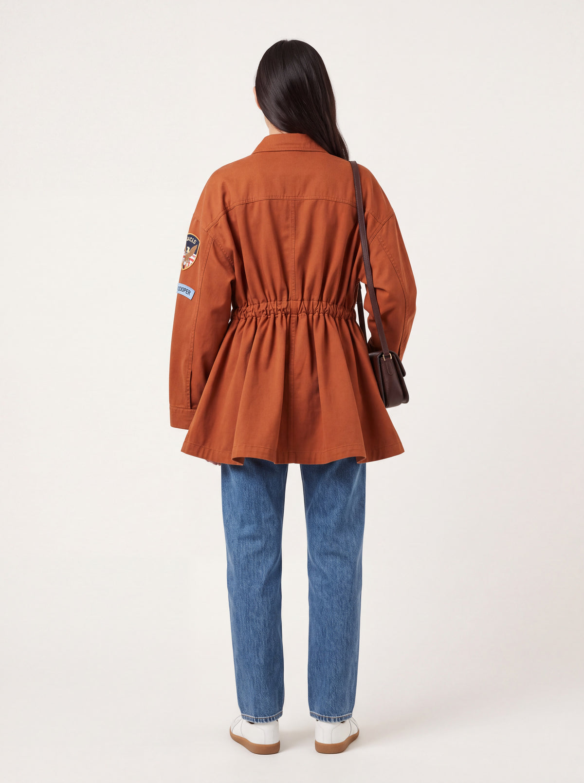Veste utilitaire cintrée à écussons rouille porté de dos