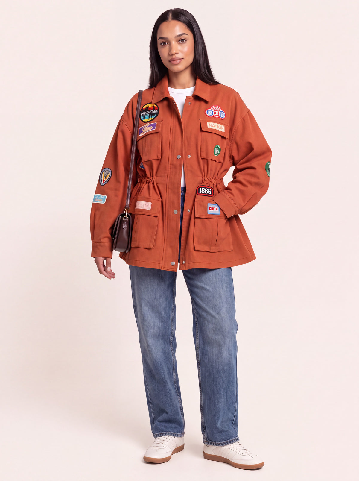 Veste utilitaire cintrée à écussons rouille porté de face